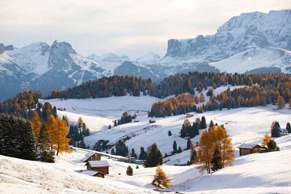 Dolomite Dağlarında Günbatımında Küçük Bir Kulübe Alpe Siusi Talya Kışın — Stok fotoğraf