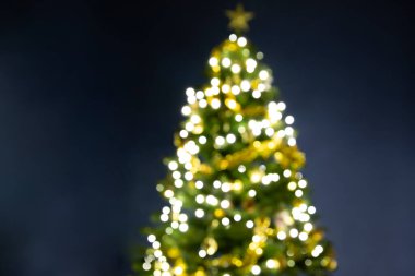 Mavi zemin üzerinde güzel dekore edilmiş Noel ağacı fotokopi alanı var.