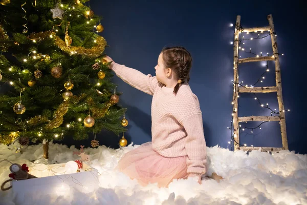Schattig Klein Kind Meisje Het Versieren Van Kerstboom Binnen — Stockfoto