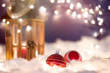 Karda Noel feneri, köknar dalı ve akşam sahnesinde Noel süslemeleri.