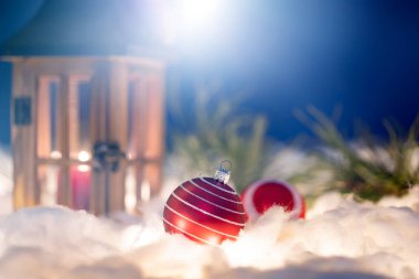 Karda Noel feneri, köknar dalı ve akşam sahnesinde Noel süslemeleri.