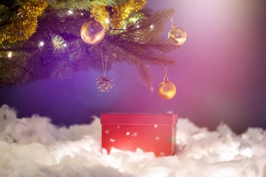 Parıldayan parti ışıkları Bokeh 'e karşı Noel hediyesi kutusu. Hediye kutulu Noel arkaplanı. Noel kutlaması.