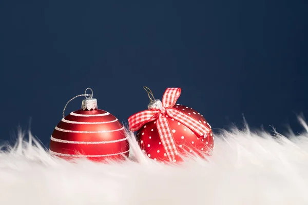 Férias Mágicas Fundo Azul Com Bolas Natal Vermelho Espaço Cópia — Fotografia de Stock