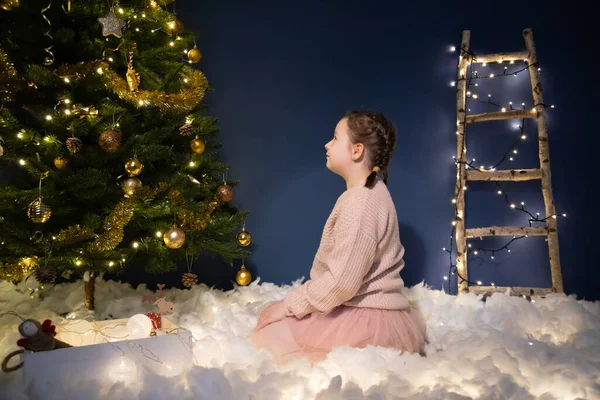Klein Meisje Bij Kerstboom Wachtend Magie Kerstavond — Stockfoto