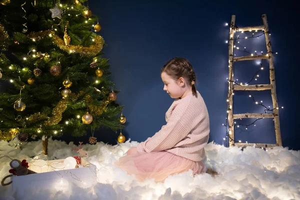 Klein Meisje Bij Kerstboom Wachtend Magie Kerstavond — Stockfoto
