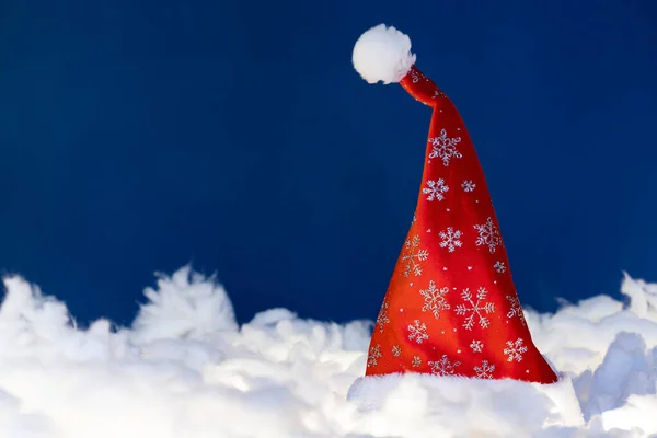 Шляпа Санта Клауса Снегу Синем Фоне — стоковое фото