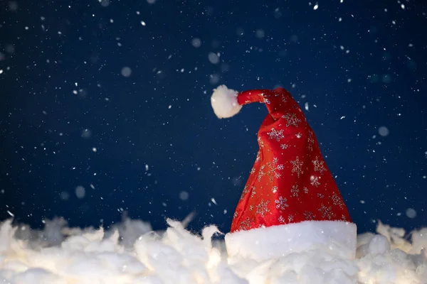 Cappello Babbo Natale Con Neve Sfondo Blu — Foto Stock