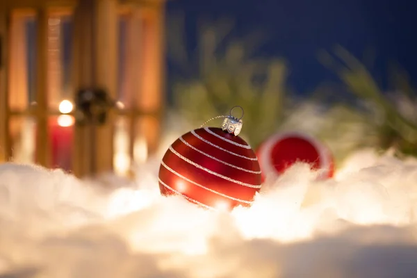 雪上的圣诞灯笼 有冷杉枝条和圣诞装饰品 — 图库照片