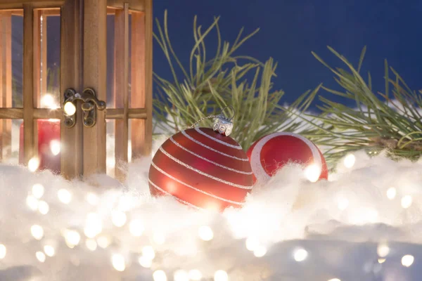 Linterna Navidad Sobre Nieve Con Rama Abeto Decoraciones Navideñas Escena —  Fotos de Stock