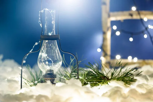 Vánoční Lucerna Sněhu Jedlovou Větví Vánoční Výzdobou Večerní Scéně — Stock fotografie