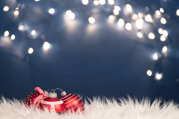 Magische Vakantie Blauwe Achtergrond Met Rode Kerstballen Kopieer Ruimte — Stockfoto