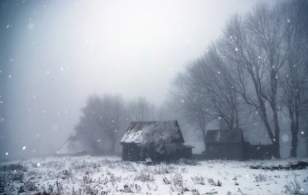 Fantastische Winterlandschaft Mit Holzhaus Schneebedeckten Bergen Weihnachts Und Winterferienkonzept — Stockfoto