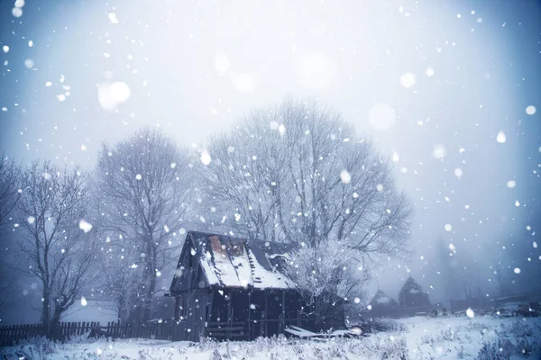 Fantastická Zimní Krajina Dřevěným Domem Zasněžených Horách Vánoční Prázdniny Zimní — Stock fotografie