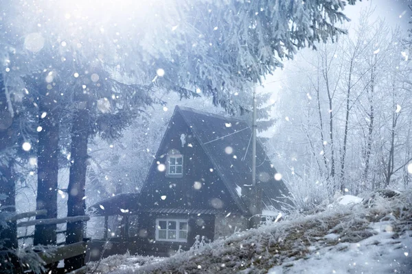 Φανταστικό Χειμερινό Τοπίο Ξύλινο Σπίτι Χιονισμένα Βουνά Χριστουγεννιάτικες Διακοπές Και — Φωτογραφία Αρχείου