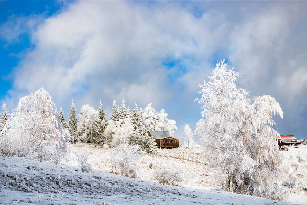 Fantastická Zimní Krajina Dřevěným Domem Zasněžených Horách Vánoční Prázdniny Zimní — Stock fotografie