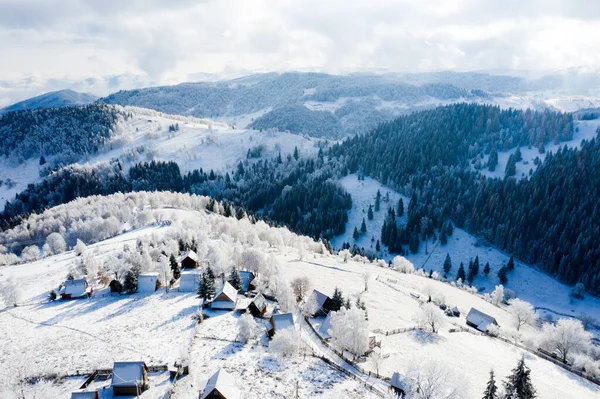 Widok Lotu Ptaka Idylliczny Zimowy Krajobraz Zamarzniętych Drzew Transylwanii Nadchodzi — Zdjęcie stockowe