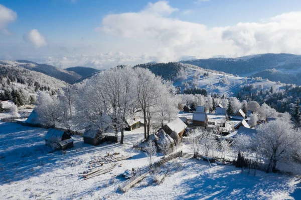 Widok Lotu Ptaka Idylliczny Zimowy Krajobraz Zamarzniętych Drzew Transylwanii Nadchodzi — Zdjęcie stockowe