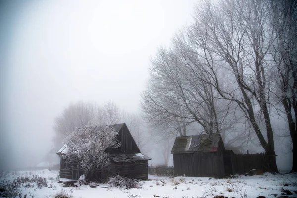 Fantastisch Winterlandschap Met Houten Huis Besneeuwde Bergen Kerstvakantie Wintervakantie Concept — Stockfoto