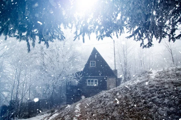 Fantastisch Winterlandschap Met Houten Huis Besneeuwde Bergen Kerstvakantie Wintervakantie Concept — Stockfoto
