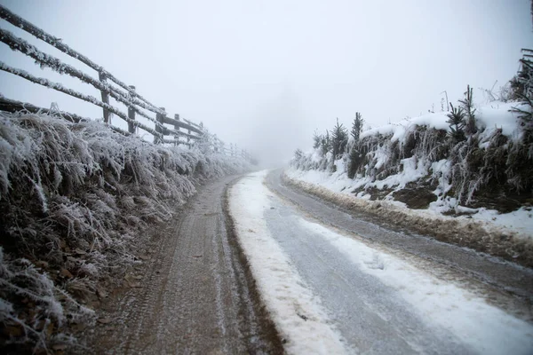 Fantástico Paisaje Invernal Con Carretera Nevada Árboles Congelados Vacaciones Navidad —  Fotos de Stock