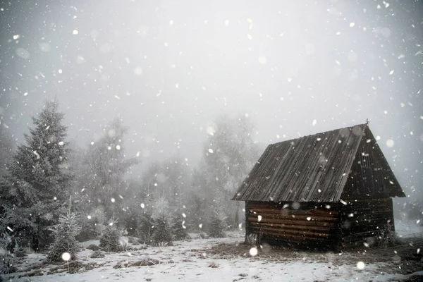 Fantastische Winterlandschaft Mit Holzhaus Schneebedeckten Bergen Weihnachts Und Winterferienkonzept — Stockfoto