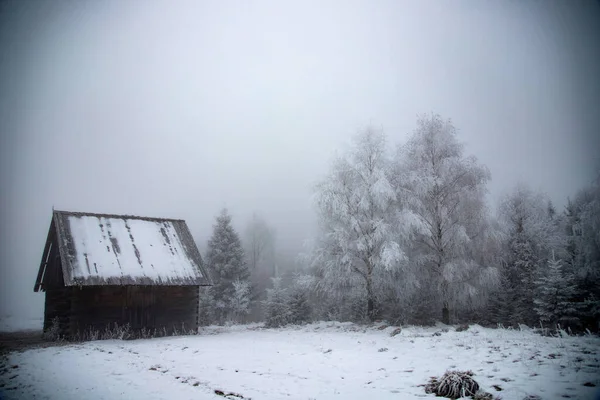 Fantastyczny Zimowy Krajobraz Drewnianym Domem Zaśnieżonych Górach Koncepcja Świąt Bożego — Zdjęcie stockowe