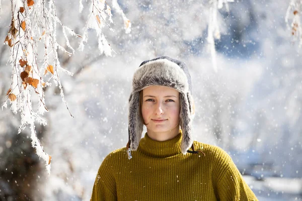 Портрет Красивой Девочки Подростка Волшебном Замерзшем Зимнем Пейзаже — стоковое фото