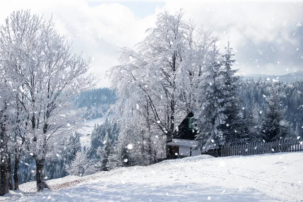 Fantastico Paesaggio Invernale Con Casa Legno Montagne Innevate Vacanze Natale — Foto Stock