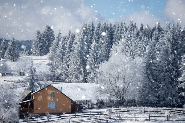 Fantastische Winterlandschaft Mit Holzhaus Schneebedeckten Bergen Weihnachts Und Winterferienkonzept — Stockfoto