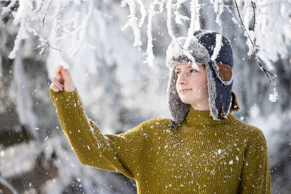 Портрет красивой девочки-подростка в волшебном, замерзшем зимнем пейзаже.