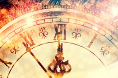 Yılbaşı gece yarısı - havai fişek ve tatil ışıkları ile eski saat