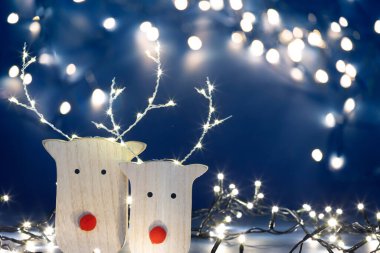 Parlak Noel ışığında ren geyikleri - tatil geçmişi