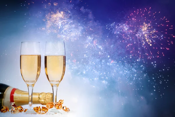 Bicchieri Con Champagne Contro Fuochi Artificio Luci Natalizie — Foto Stock