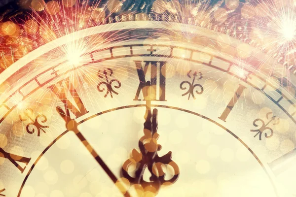 Año Nuevo Medianoche Reloj Viejo Con Fuegos Artificiales Luces Fiesta —  Fotos de Stock