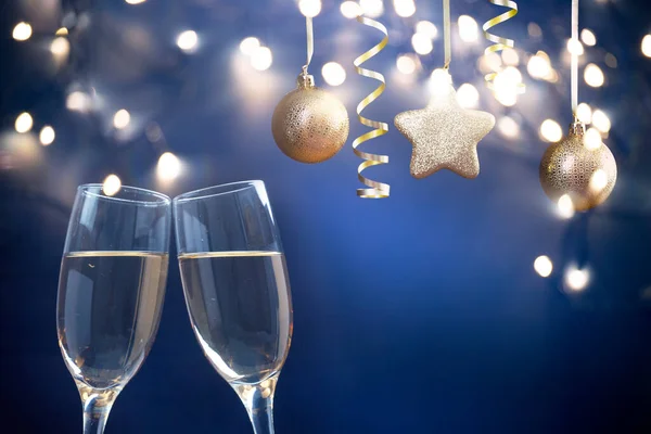 Bicchieri Con Champagne Contro Fuochi Artificio Luci Natalizie — Foto Stock