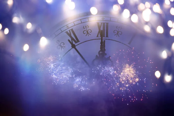 新年の午前零時 古い時計と花火とホリデー照明 — ストック写真
