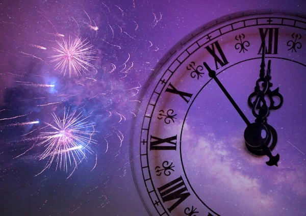 Capodanno Mezzanotte Vecchio Orologio Con Fuochi Artificio Luci Natalizie — Foto Stock