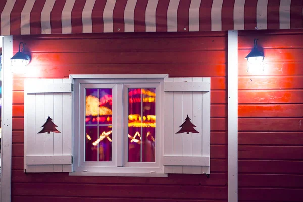 Cabana Natal Casa Madeira Vermelha Com Janelas Brancas Luzes Natal — Fotografia de Stock
