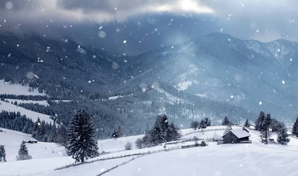 Zima Górach Opadami Śniegu Magiczne Tło Świąteczne — Zdjęcie stockowe