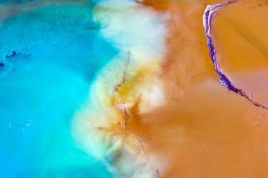 Romanya 'nın Geamana kentindeki bir insansız hava aracıyla çekilen güzel renkli su ve çamur deseni, yakınlardaki bir madencilik operasyonunun zehirli atıklarıyla kaplıydı..