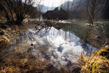 Bakır madeni sömürüsünün su kirliliği manzarası. Kimyasal atıklar doğal çevreyi, ekolojik bombayı istila etti. Geamana, Rosia Montana, Romanya