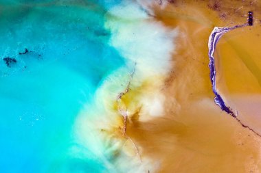 Romanya 'nın Geamana kentindeki bir insansız hava aracıyla çekilen güzel renkli su ve çamur deseni, yakınlardaki bir madencilik operasyonunun zehirli atıklarıyla kaplıydı..