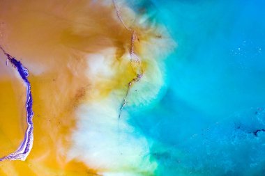 Romanya 'nın Geamana kentindeki bir insansız hava aracıyla çekilen güzel renkli su ve çamur deseni, yakınlardaki bir madencilik operasyonunun zehirli atıklarıyla kaplıydı..