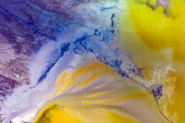 Romanya 'nın Geamana kentindeki bir insansız hava aracıyla çekilen güzel renkli su ve çamur deseni, yakınlardaki bir madencilik operasyonunun zehirli atıklarıyla kaplıydı..