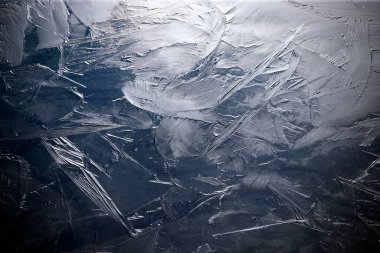 Kış veya Noel arkaplanı olarak buzun soyut detaylı dokusu.