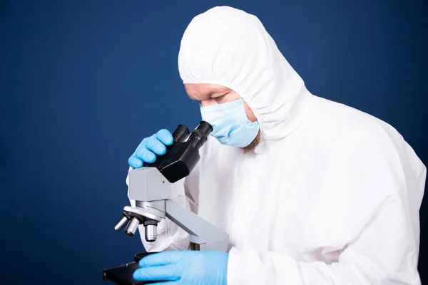 Scienziato Che Guarda Attraverso Microscopio Sviluppo Del Vaccino Coronavirus Laboratorio — Foto Stock