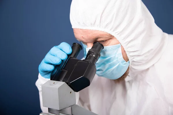 药物研究实验室中科学家通过显微镜观察考拉病毒疫苗的研制 — 图库照片