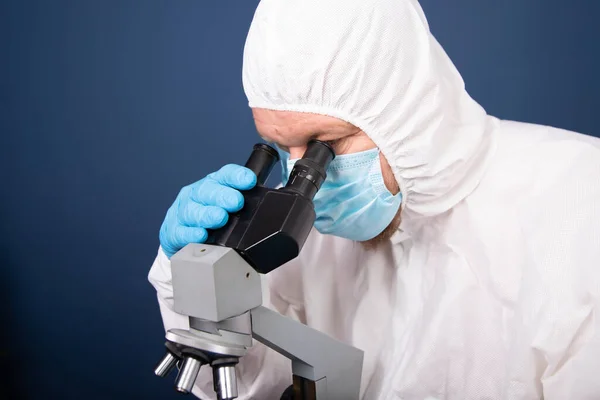 Cientista Olhando Através Microscópio Para Desenvolvimento Vacinas Contra Coronavírus Laboratórios — Fotografia de Stock