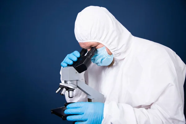 Cientista Olhando Através Microscópio Para Desenvolvimento Vacinas Contra Coronavírus Laboratórios — Fotografia de Stock
