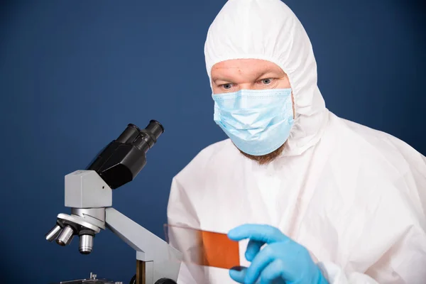 药物研究实验室中科学家通过显微镜观察考拉病毒疫苗的研制 — 图库照片